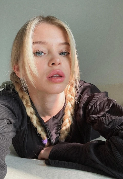 Lily Pineau Hortense photo 1, european, average, blonde hair, 164 cm, 55 kg, Small bust, Hong Kong