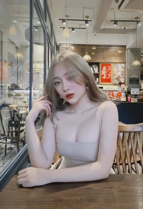 Nini photo 1, asian, slim, blonde hair, 166 cm, 48 kg, Large bust, Hong Kong