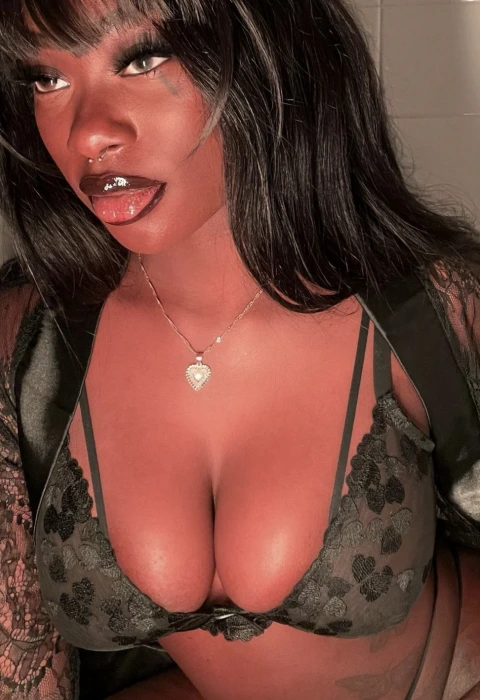 Squirting Sarah photo 1, ebony, petite, blonde hair, 164 cm, 66 kg, Large bust, Hong Kong