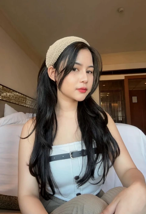 Dessy photo 1, asian, busty, black hair, 166 cm, 46 kg, Small bust, Hong Kong