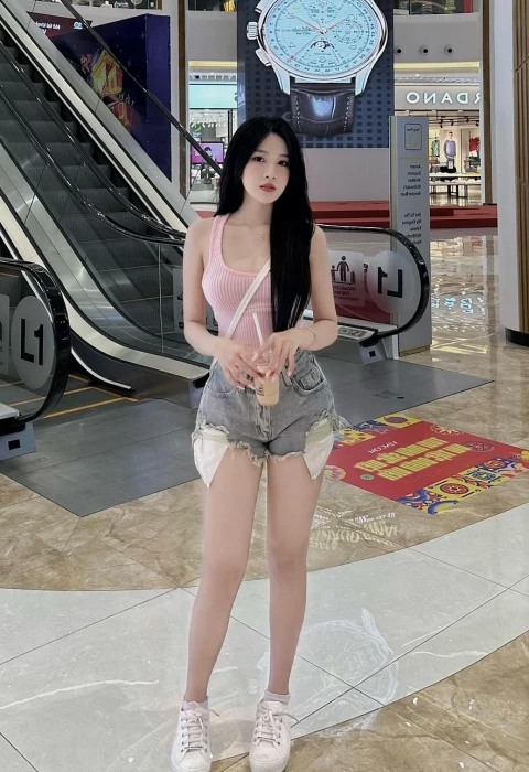 Hanna photo 1, asian, slim, black hair, 169 cm, 50 kg, Medium bust, Hong Kong