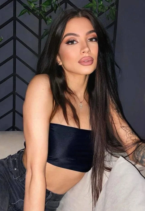 Olga photo 1, european, curvy, black hair, 165 cm, 48 kg, Large bust, Hong Kong