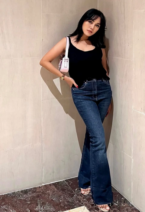 Safira photo 1, asian, average, black hair, 165 cm, 50 kg, Small bust, Hong Kong