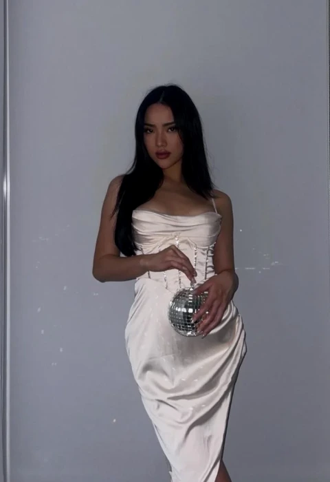 Berfin photo 1, middle eastern, athletic, black hair, 168 cm, 55 kg, Small bust, Hong Kong