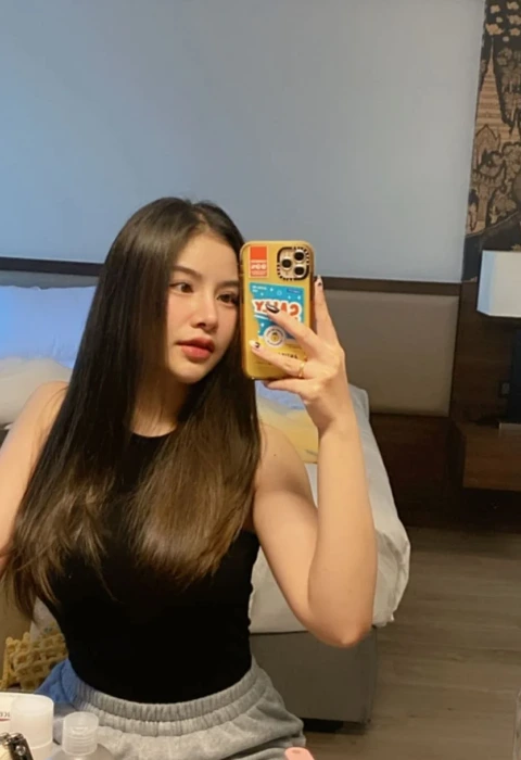 Elmozza photo 1, european, busty, brunette, 165 cm, 49 kg, Medium bust, Hong Kong